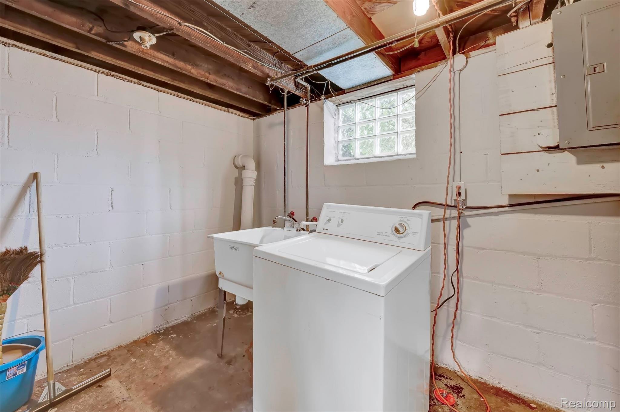7643 Maple Street Dearborn, MI 48126 - Photo 20 of 22 22.jpg