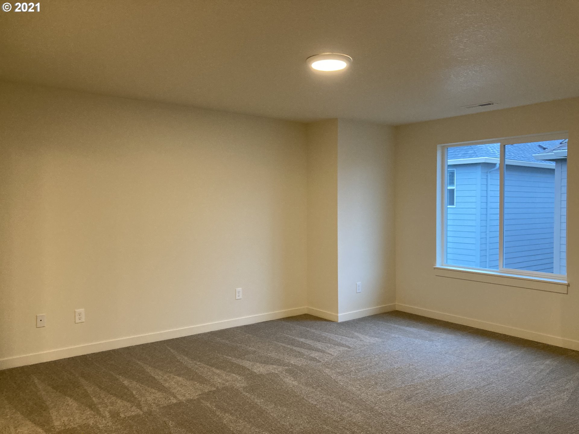 7023 South Ridge Way Ridgefield, WA 98642 - Photo 11 of 13 an empty room with windows
