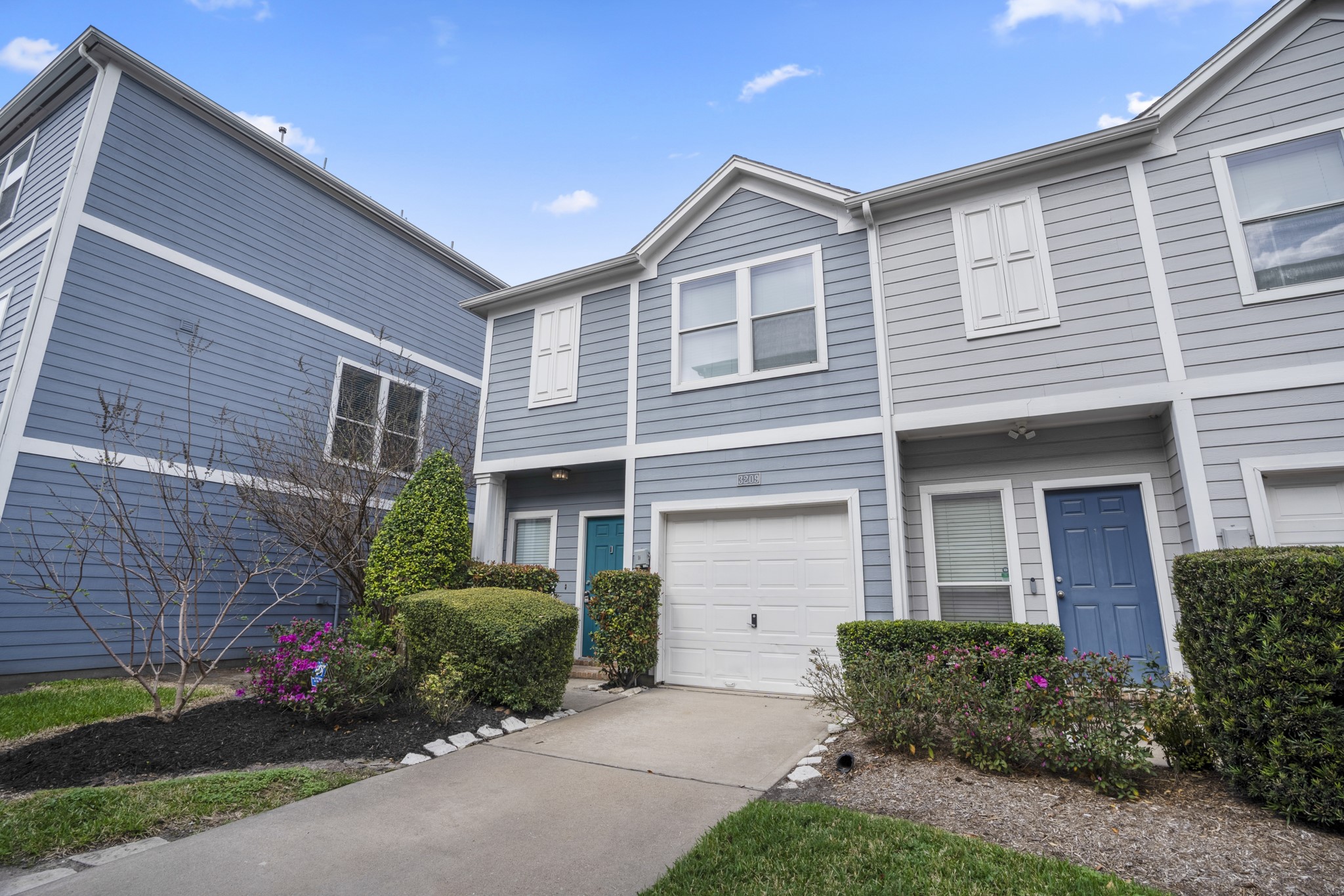 3209 Chenevert Street Houston, TX 77004 - Photo 9 of 32 Charming Midtown Houston townhome with private driveway parking and easy access to Downtown, the Texas Medical Center, and major highways.