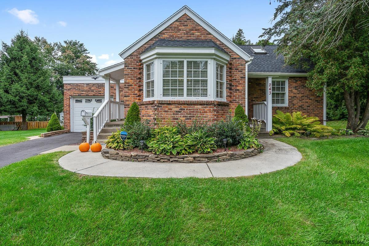 243 Eastholm Road Schenectady, NY 12304 - Photo 4 of 65 Photo 4