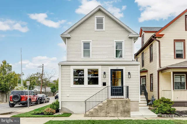 a car parked in front of a white house