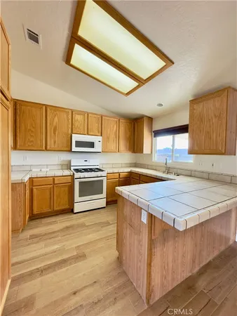 $2,245 | 12401 Tesuque Road, Apple Valley, CA 92308