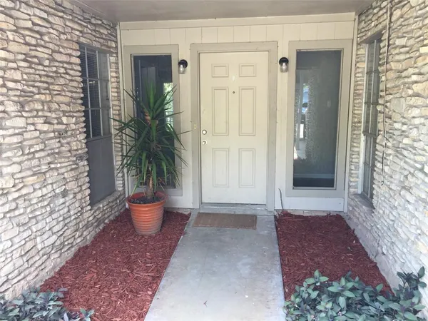 a view of a entrance to house with backyard