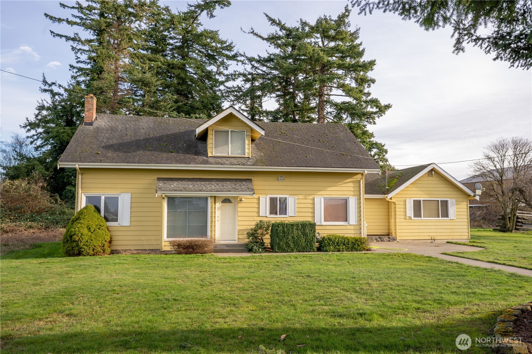 1925 Hampton Road Everson, WA 98247 - Photo 2 of 40 a front view of a house with a garden