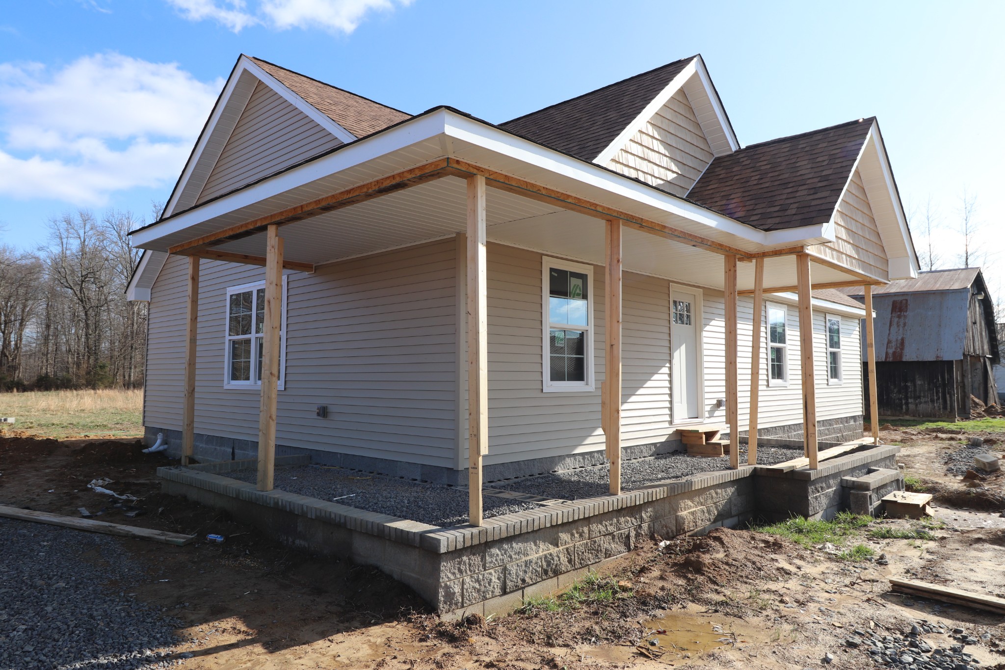 120 Garrett Road Lafayette, TN 37083 - Photo 2 of 2 a front view of a house with garden
