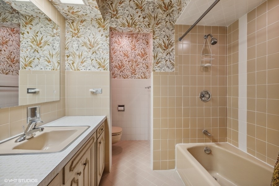 278 Longcommon Road Riverside, IL 60546 - Photo 22 of 36 a bathroom with a tub sink and mirror