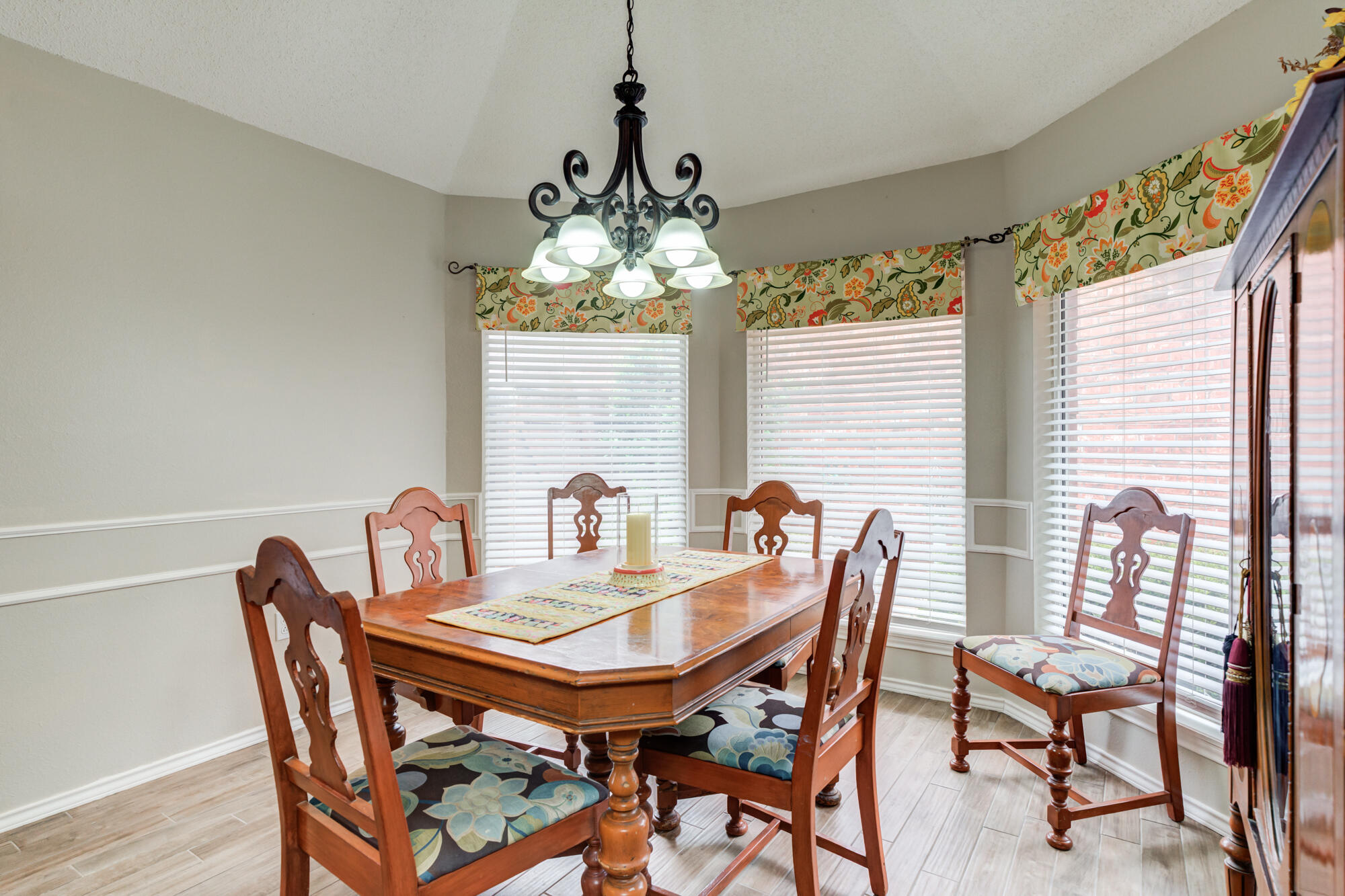 6908 Freeport Avenue Lubbock, TX 79424 - Photo 13 of 44 a dining room with furniture and window