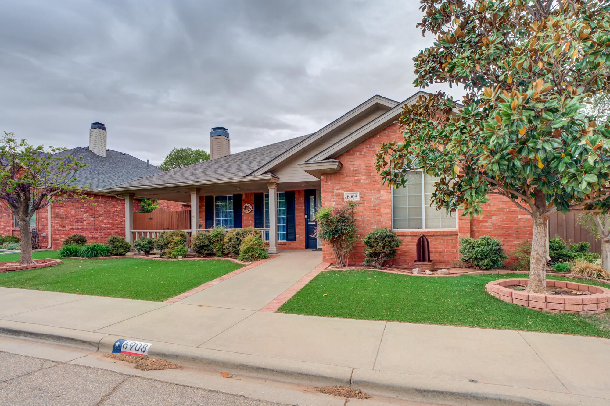 6908 Freeport Avenue Lubbock, TX 79424 - Photo 3 of 44 a front view of house with yard and green space