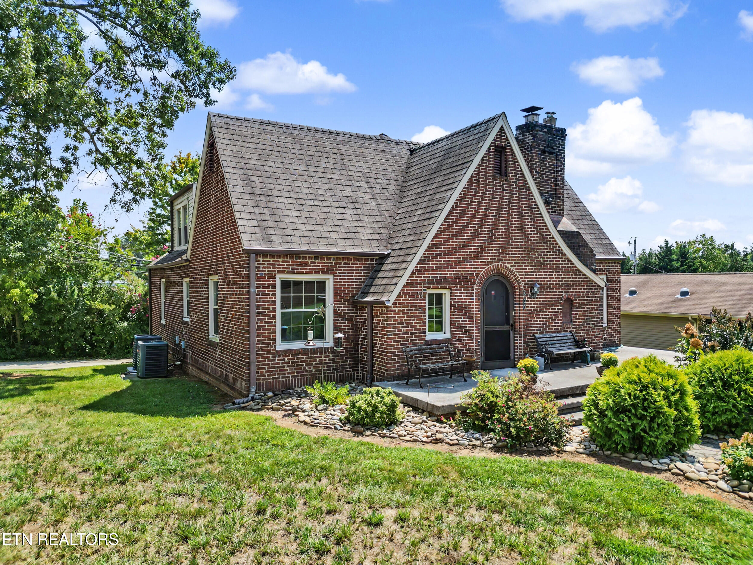 860 Gilbert Street Alcoa, TN 37701 - Photo 3 of 41 3_dji_0090