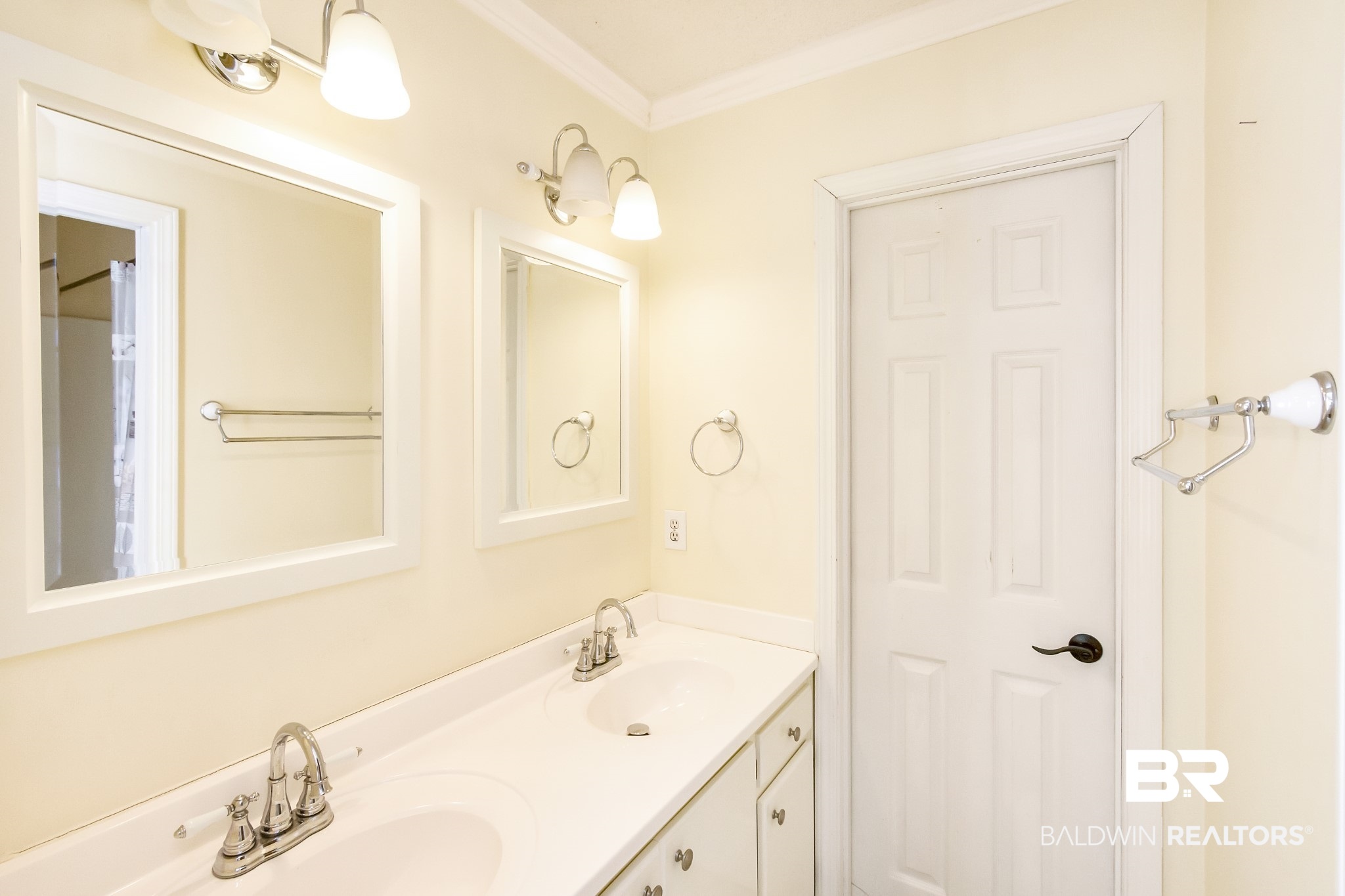 718 Keystone Place Mobile, AL 36609 - Photo 24 of 34 Jack and Jill bathroom -
