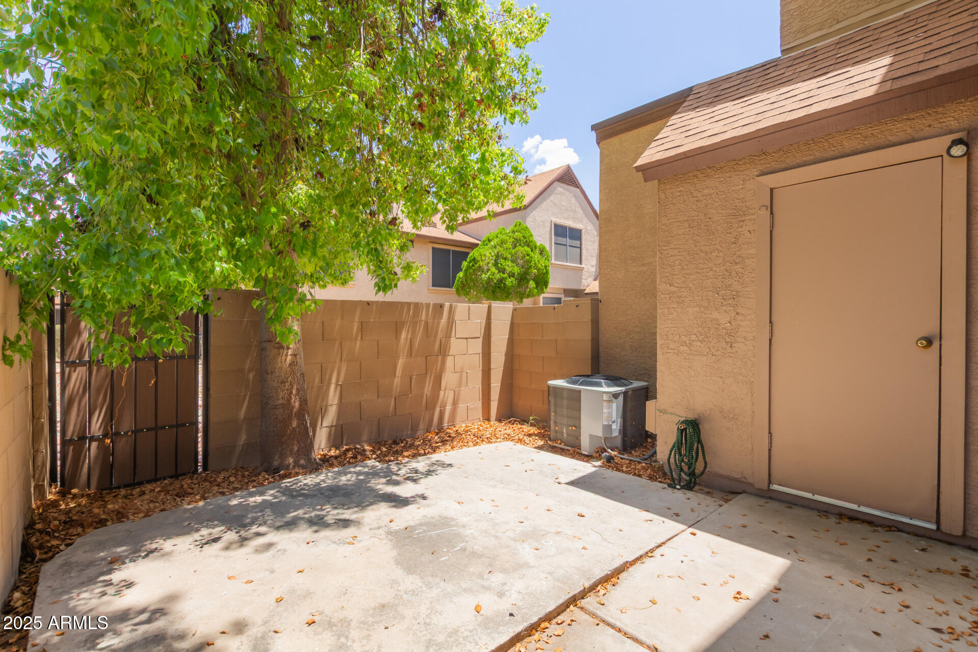 7977 West Wacker Road, Unit 244 Peoria, AZ 85381 - Photo 24 of 34 a view of a backyard with table and chairs