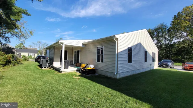 a view of a house with backyard