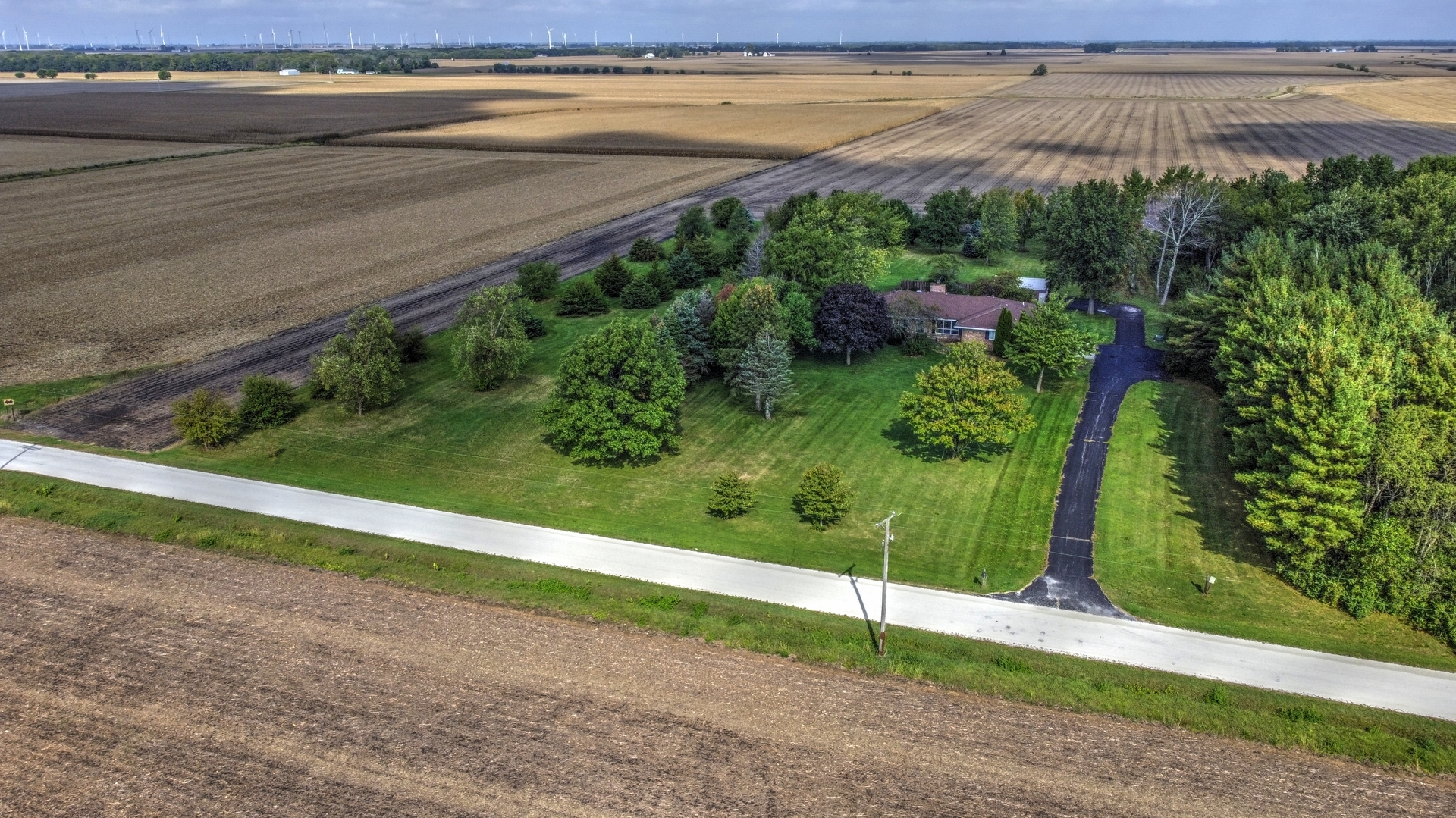 1950 Scully Road Dwight, IL 60420 - Photo 9 of 15 a view of an ocean and a beach