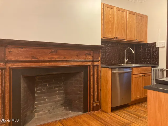 $1,895 | 162 4th Street, Unit 2, Troy, NY 12180