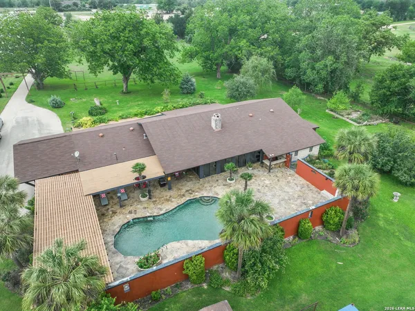 $999,500 | 2035 South Magnolia Avenue, Luling, TX 78648