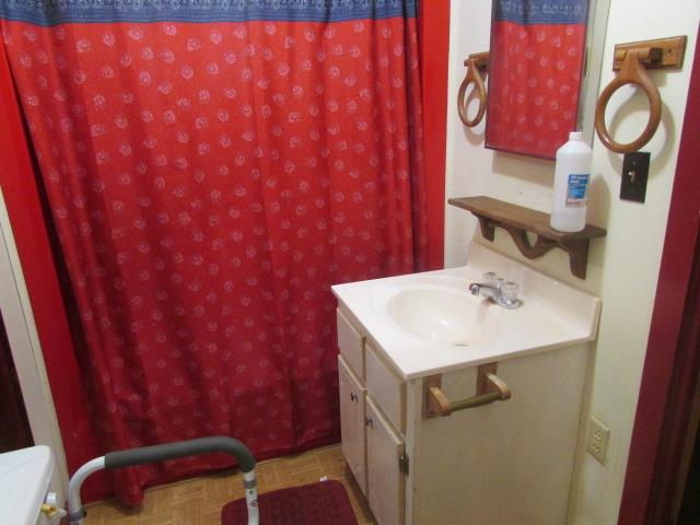 903 Fall River Road Lawrenceburg, TN 38464 - Photo 2 of 17 Downstairs bath