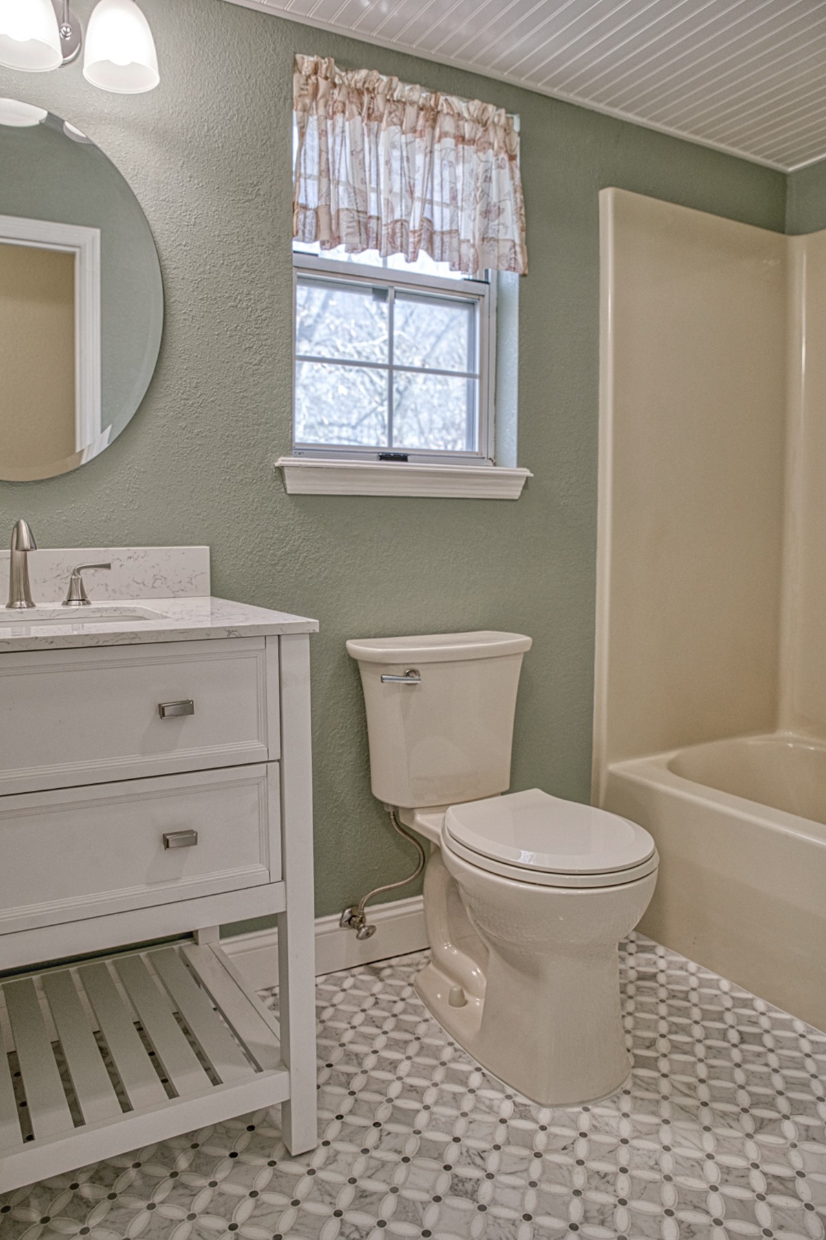 1770 Post Oak Road Cookeville, TN 38506 - Photo 22 of 39 GUEST FULL BATH COMPLETELY REMODELED. TILE FLOORING