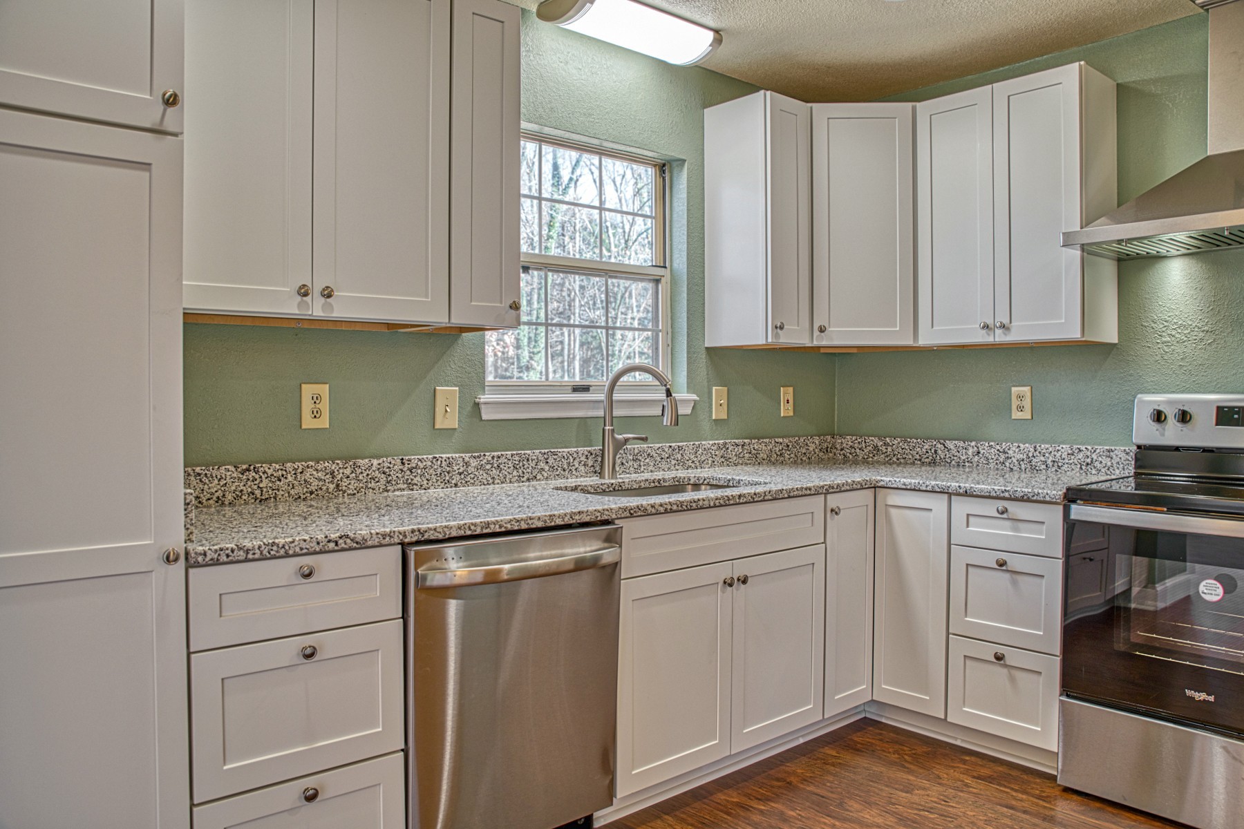 BEAUTIFUL KITCHEN WITH BRAND NEW GRANITE COUNTERS, CABINETRY AND APPLIANCES.