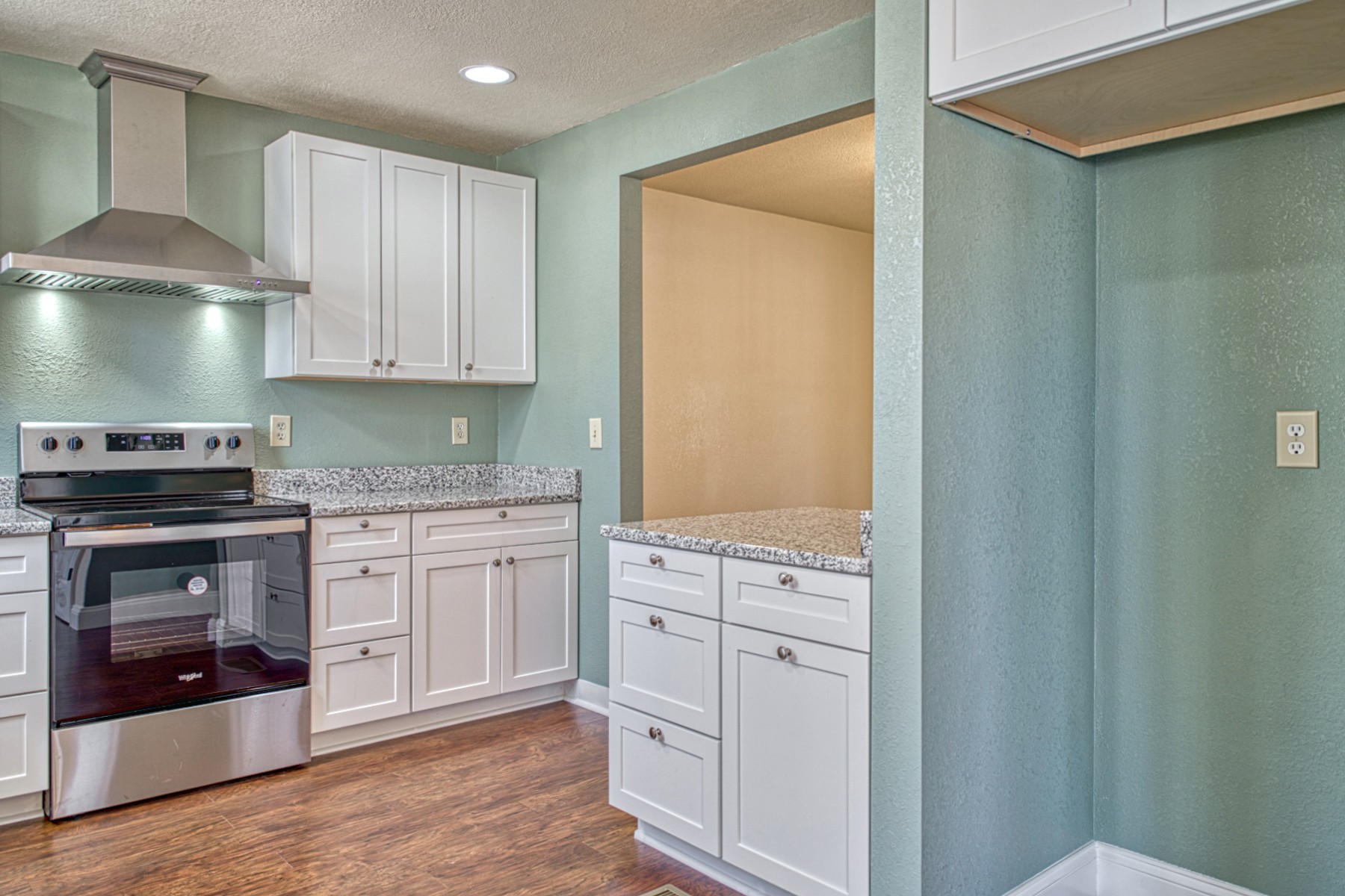 KITCHEN WITH GRANITE COUNTERS