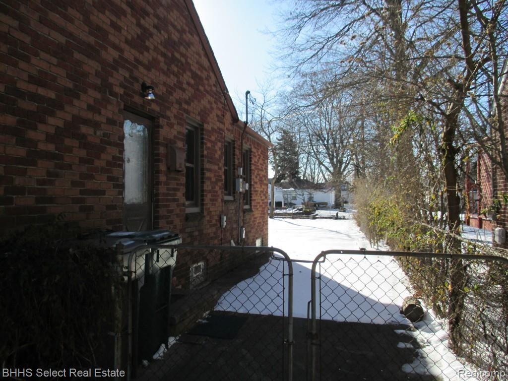 24431 Ross Street Dearborn, MI 48124 - Photo 22 of 26 033.jpg