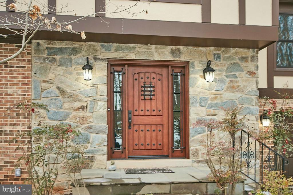 1712 Besley Road Vienna, VA 22182 - Photo 2 of 30 Exterior (Front)