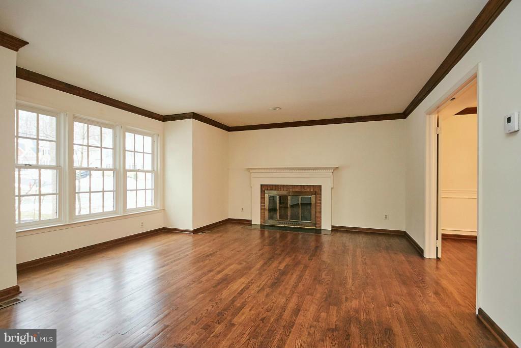 1712 Besley Road Vienna, VA 22182 - Photo 5 of 30 Living Room