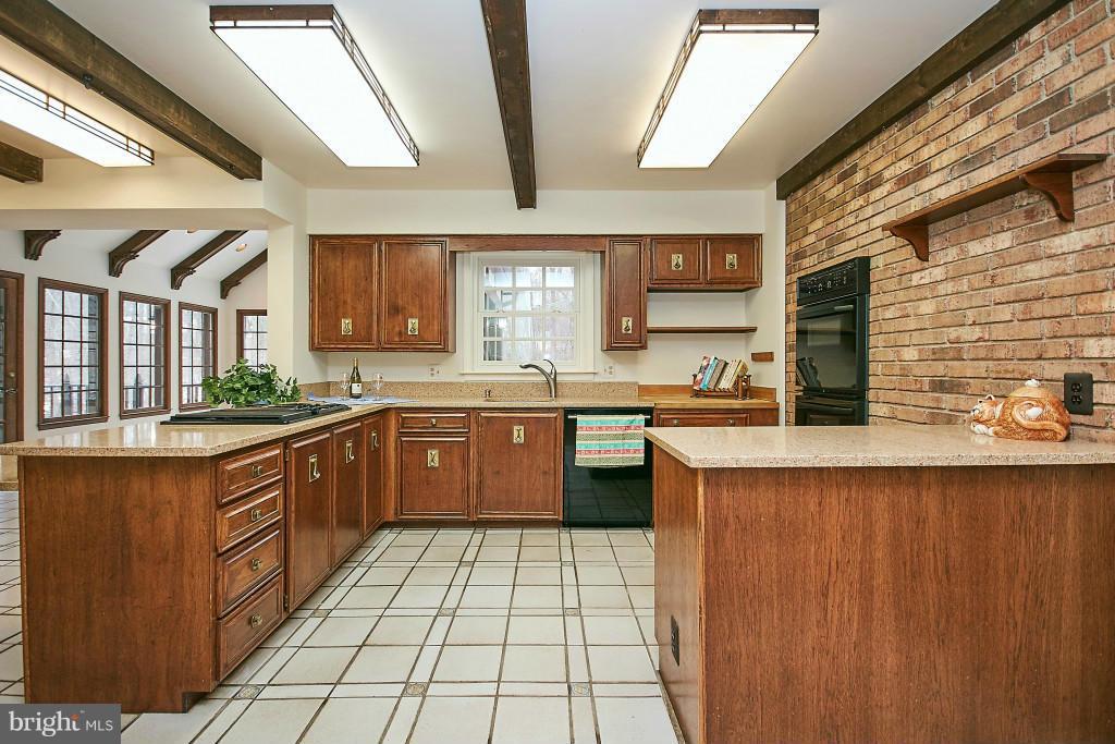 1712 Besley Road Vienna, VA 22182 - Photo 8 of 30 Kitchen
