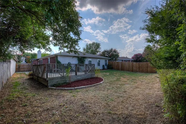 a view of a house with backyard and a garden