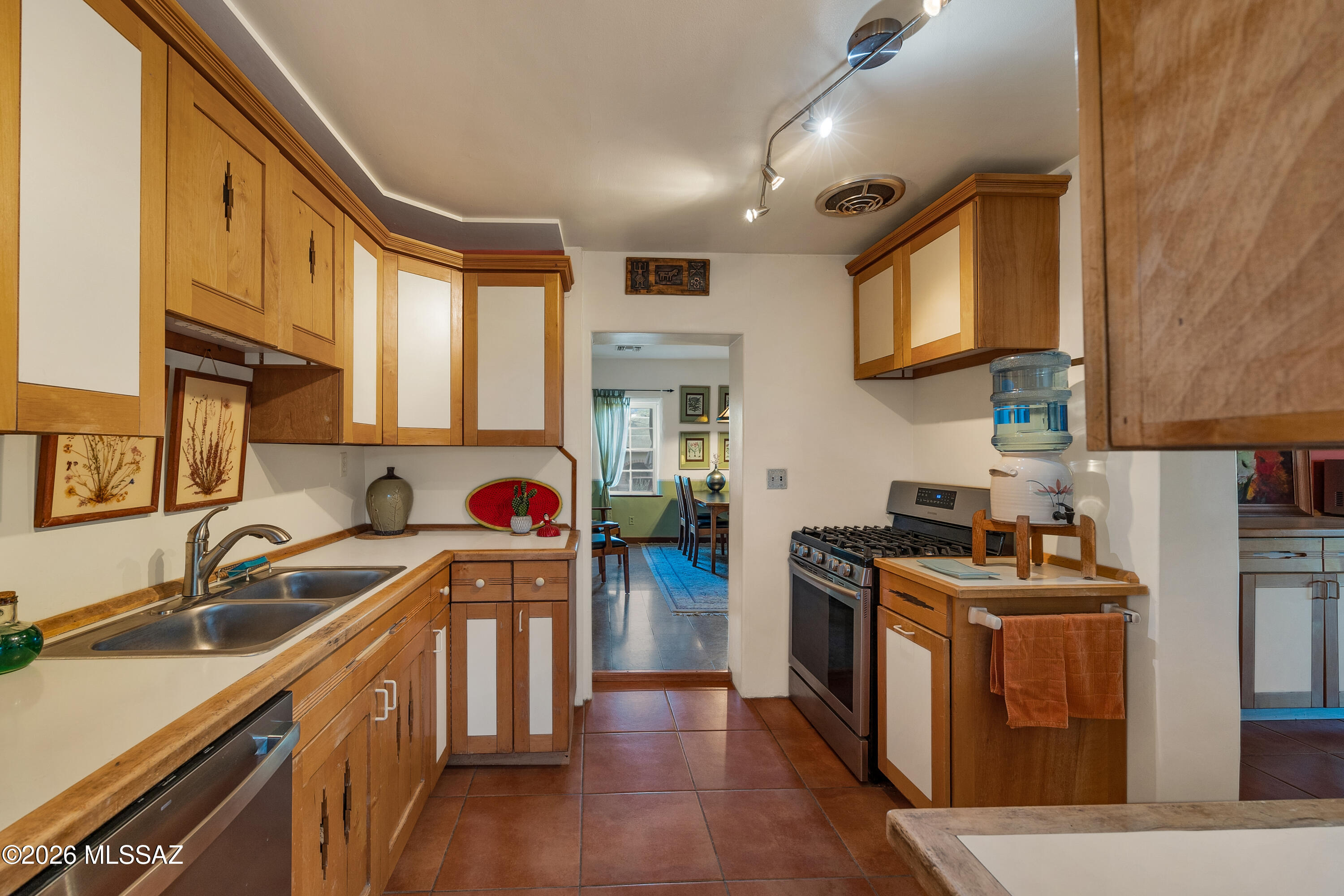 13013 East Redington Road Tucson, AZ 85749 - Photo 18 of 51 Fully equipped kitchen with gas stove