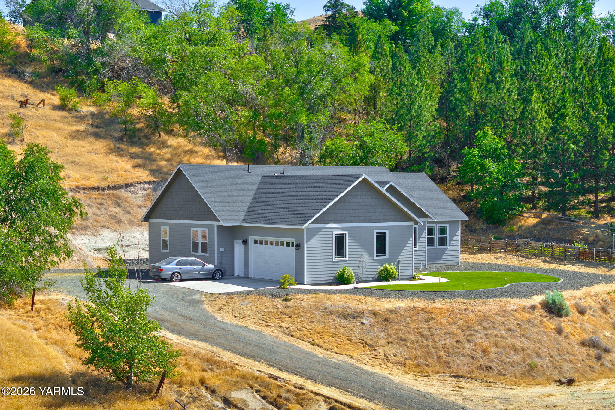 521 Collins Road Selah, WA 98942 - Photo 5 of 25 Garage and Parking