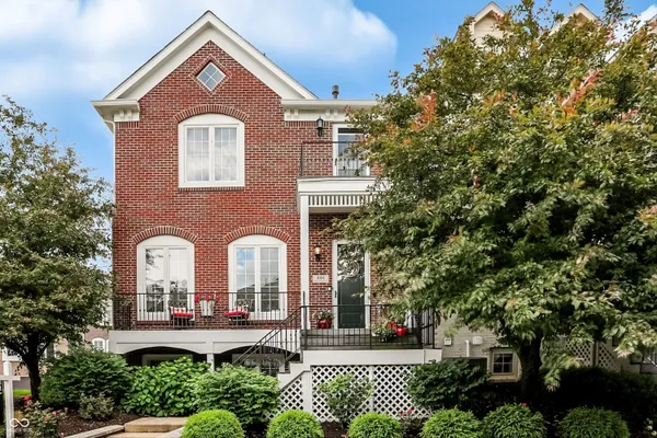 $585,000 | 201 Manchester Drive, Zionsville, IN 46077