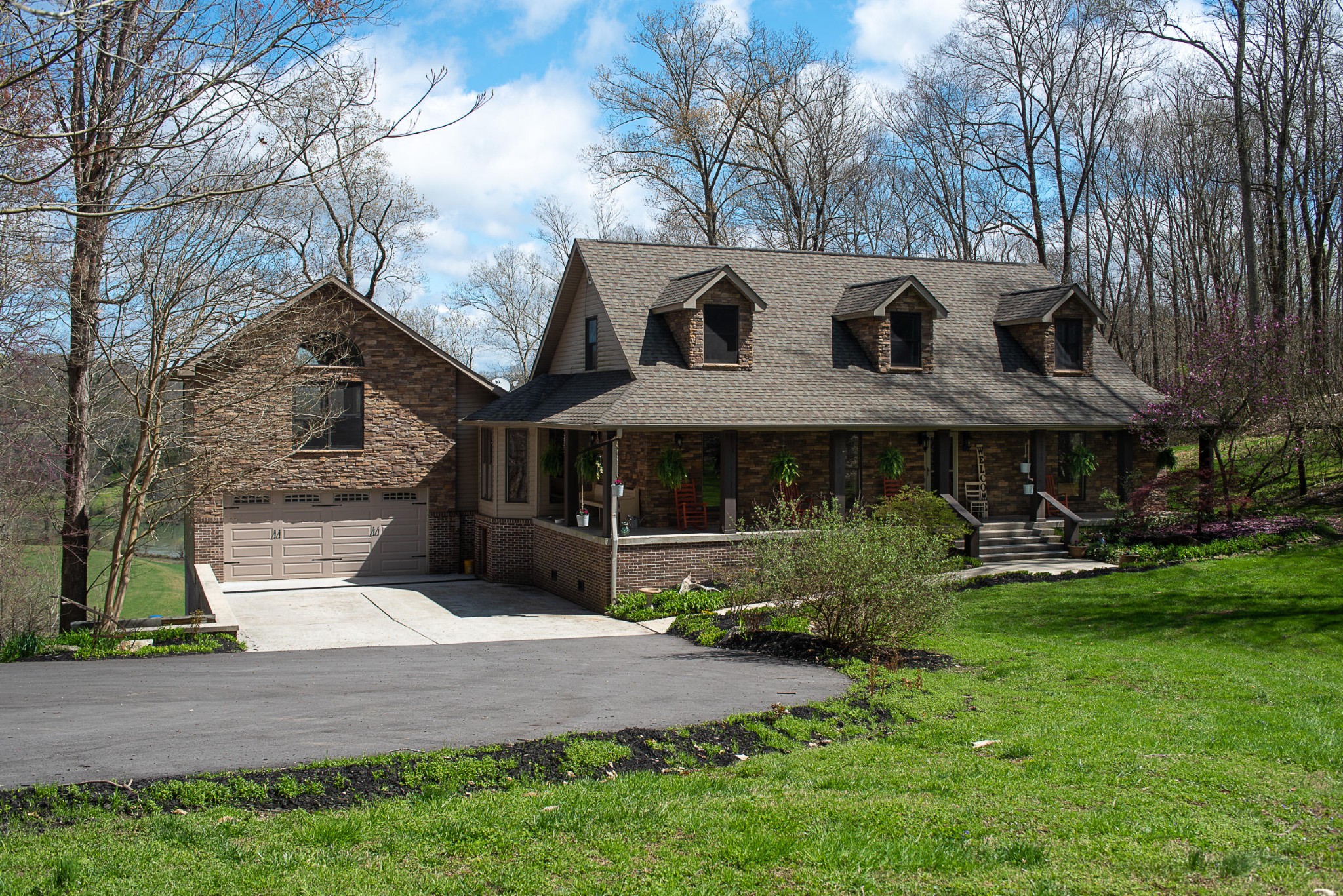 456 Lewallen Road Clinton, TN 37716 - Photo 1 of 26 a front view of house with yard and green space