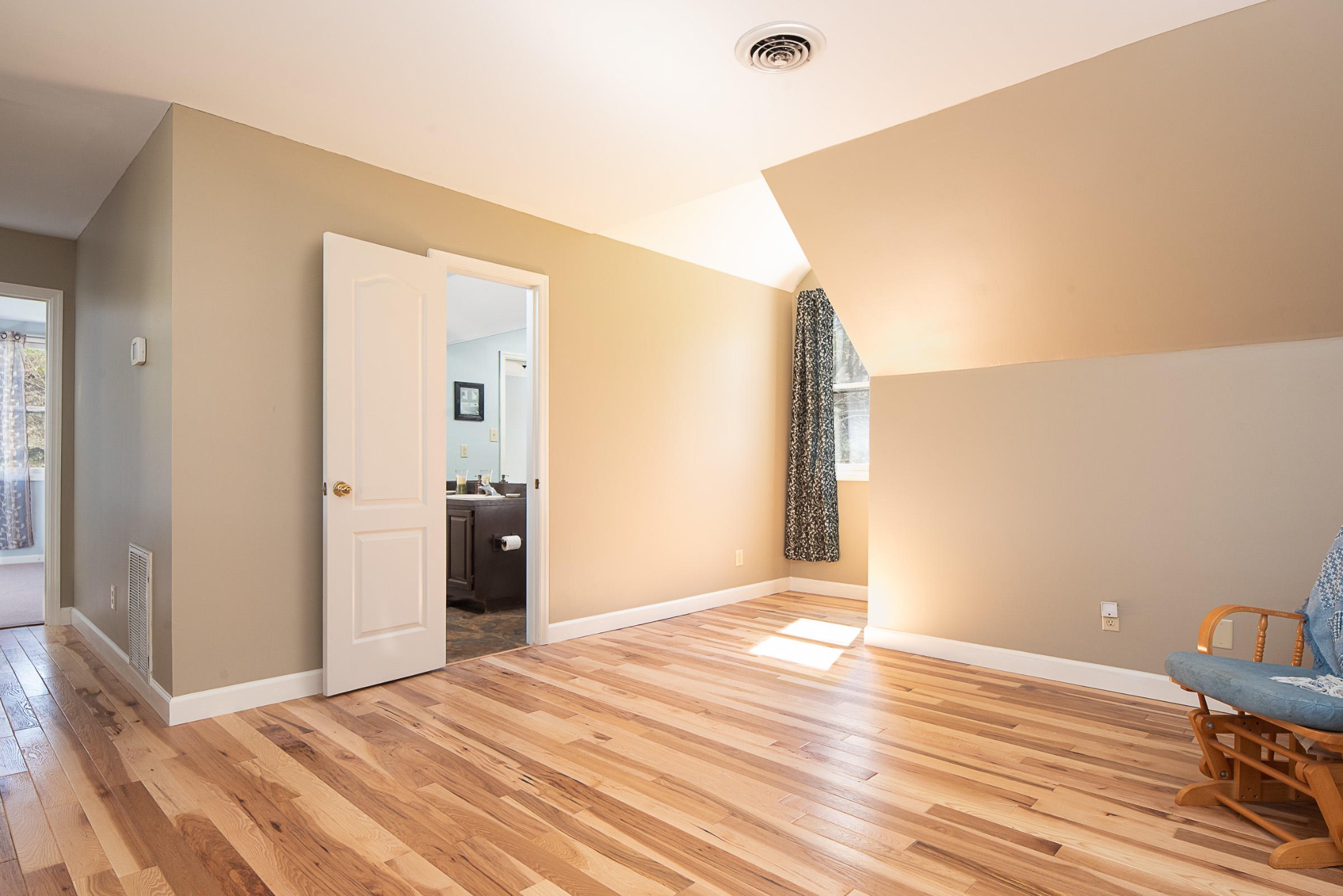 456 Lewallen Road Clinton, TN 37716 - Photo 20 of 26 a view of a livingroom with wooden floor and closet