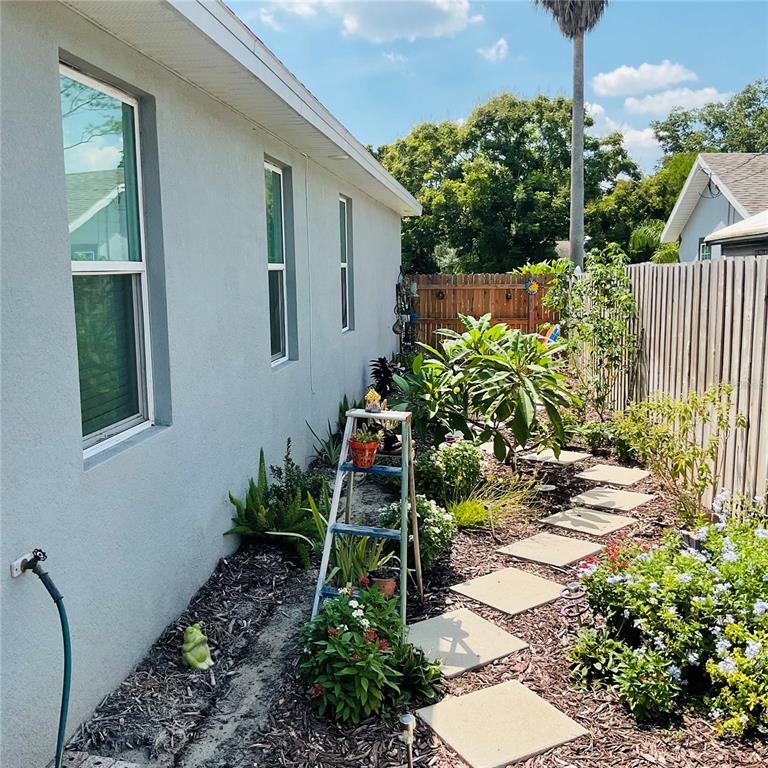 515 5th Street South Dundee, FL 33838 - Photo 20 of 74 a backyard of a house with flower plants