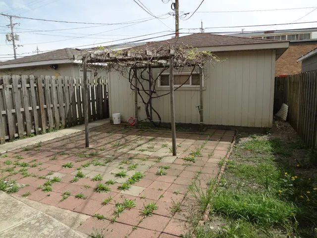 a view of a backyard