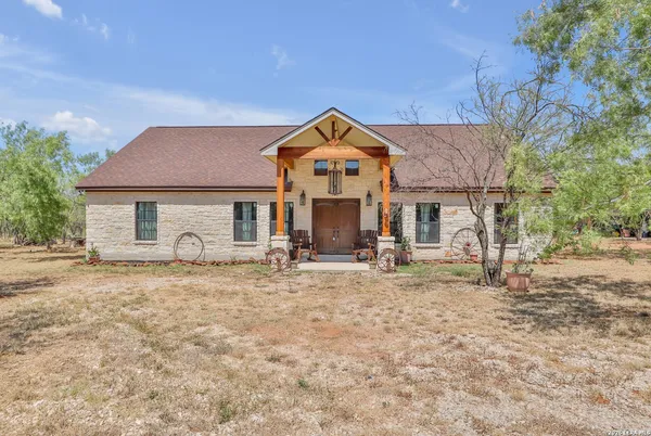 $465,000 | 440 County Road 2645, Moore, TX 78057