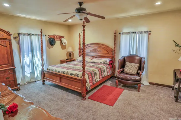 $465,000 | 440 County Road 2645, Moore, TX 78057