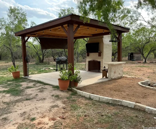 $465,000 | 440 County Road 2645, Moore, TX 78057