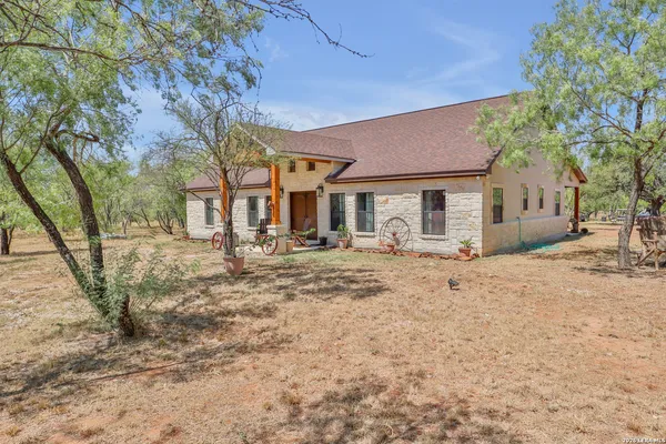 $465,000 | 440 County Road 2645, Moore, TX 78057
