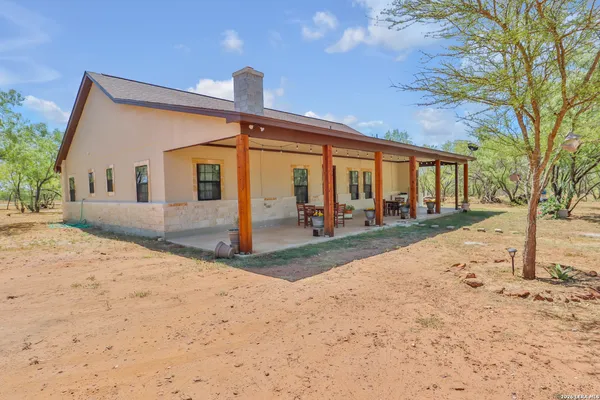 $465,000 | 440 County Road 2645, Moore, TX 78057