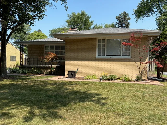 a front view of house with yard