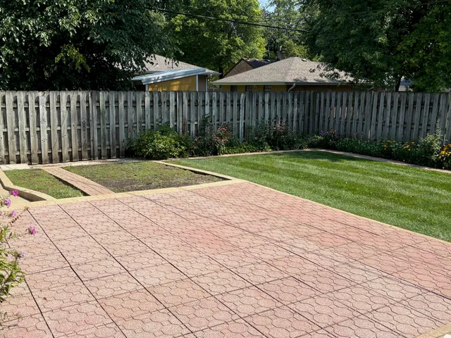 a view of a backyard