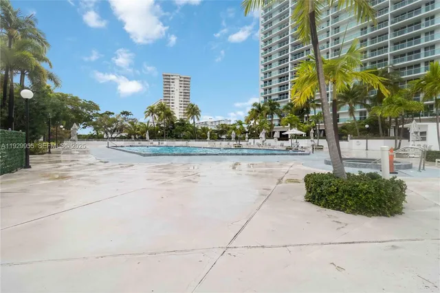 $3,400 | 100 Bayview Drive, Unit 2014, Sunny Isles Beach, FL 33160