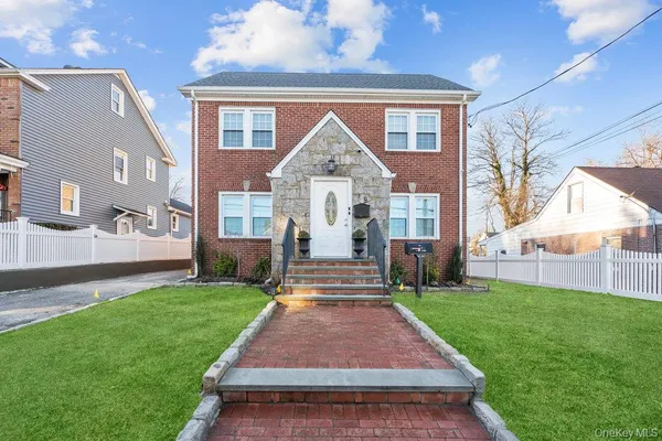 $3,900 | 9 George Street, Unit LOWR, Glen Cove, NY 11542