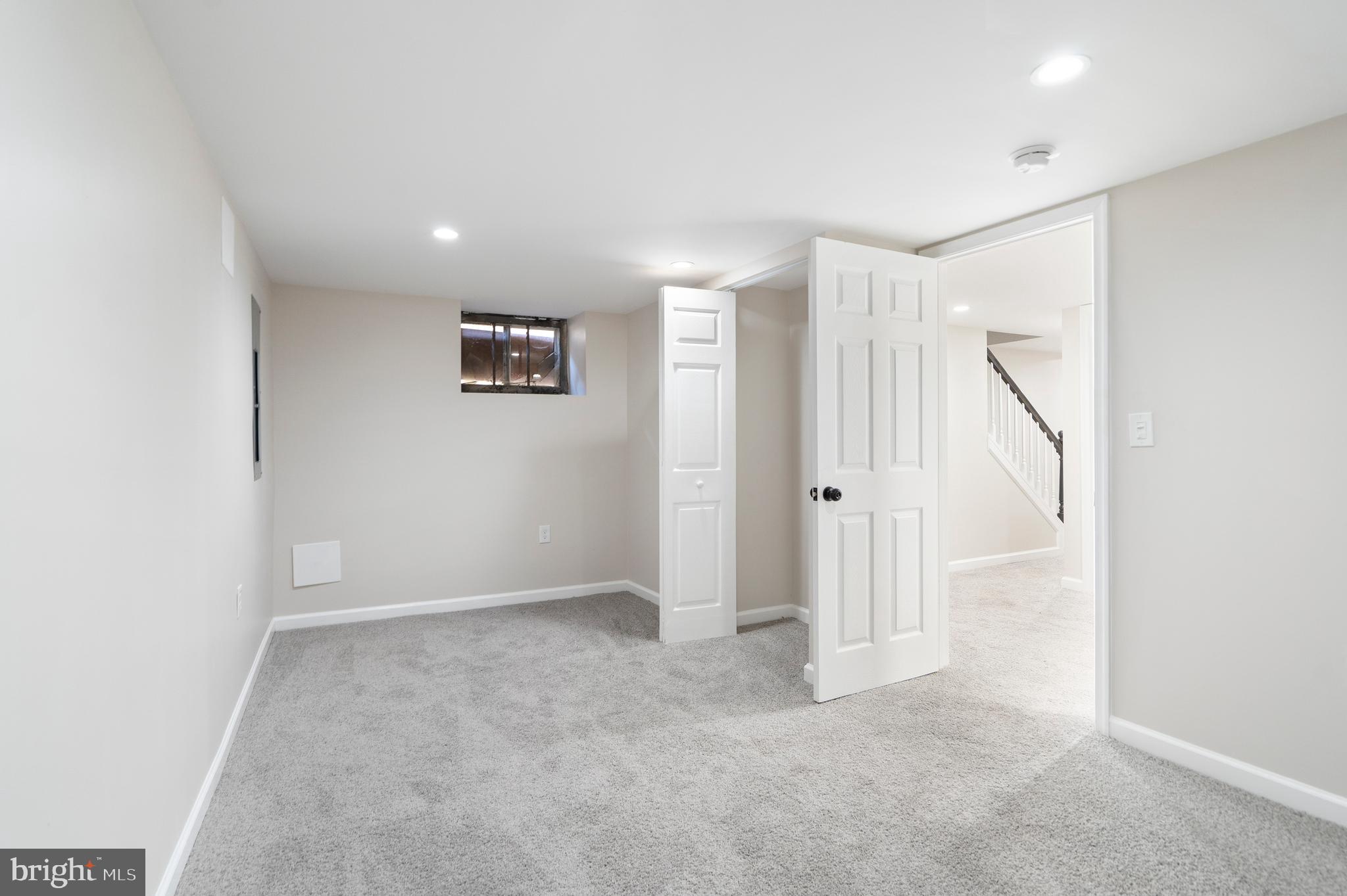4011 Ridgewood Avenue Baltimore, MD 21215 - Photo 26 of 35 an empty room with windows and closet