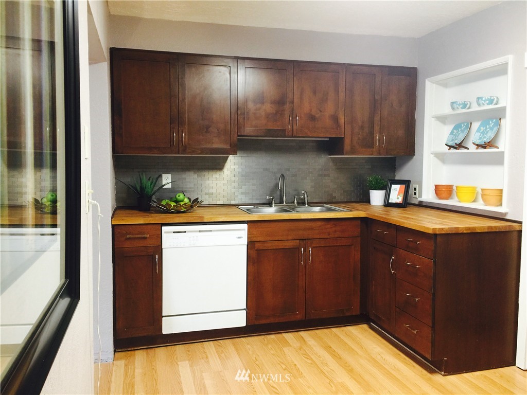 2510 Northeast 6th Place Renton, WA 98056 - Photo 4 of 11