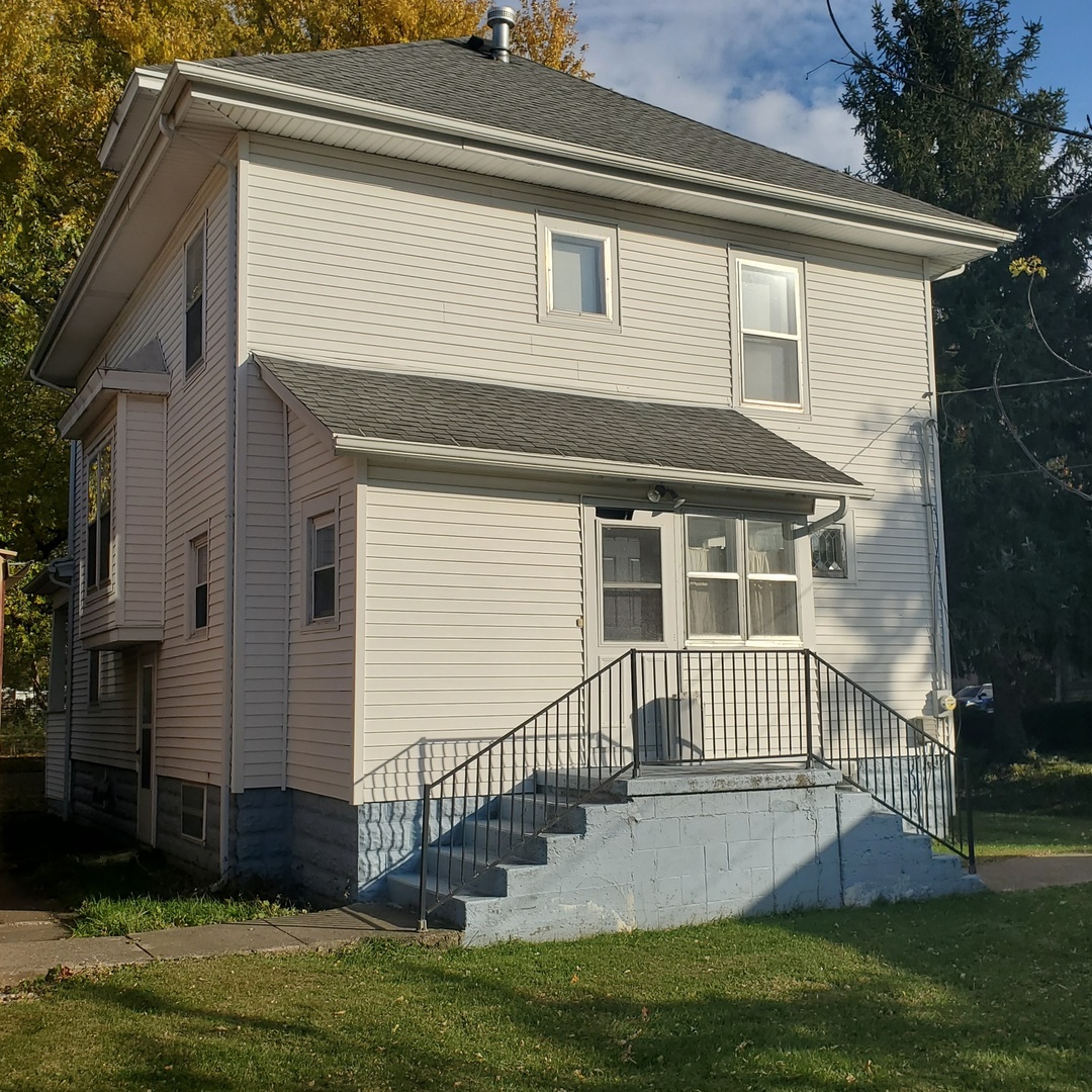 130 South 5th Street Sheldon, IL 60966 - Photo 5 of 28 a front view of a house with a yard