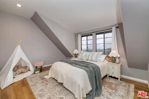 $2,595,000 | 2101 Tondolea Lane, La Canada Flintridge, CA 91011