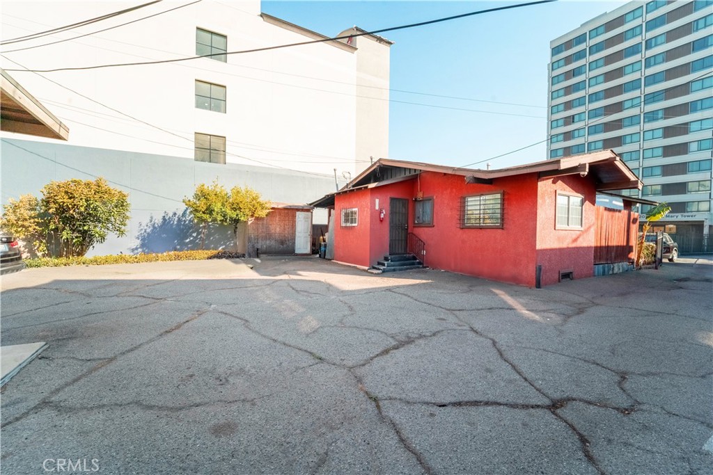 1101 Atlantic Avenue Long Beach, CA 90813 - Photo 4 of 15 a view of a house with a yard