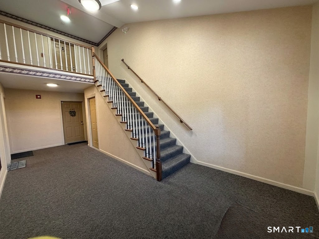 6 Concorde Way, Unit B4 Windsor Locks, CT 06096 - Photo 3 of 16 ENTRY FOYER